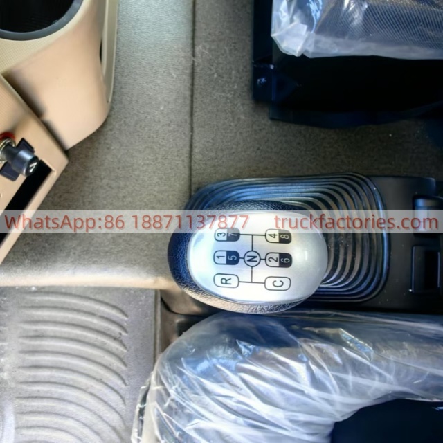 19.重汽豪沃TX320后八轮14吨5节臂随车起重卡车