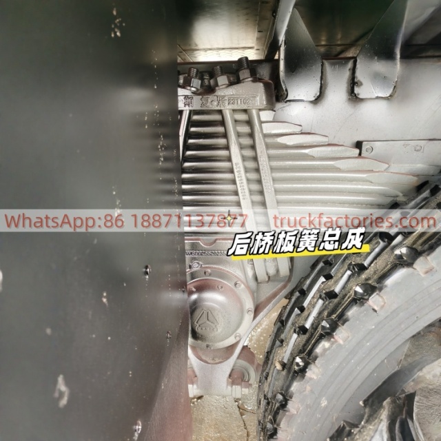 20.重汽豪沃前四后八4吨5节臂平板带爬梯随车起重卡车