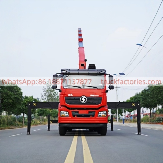 7.陕汽德龙400马力8×4随车起重卡车