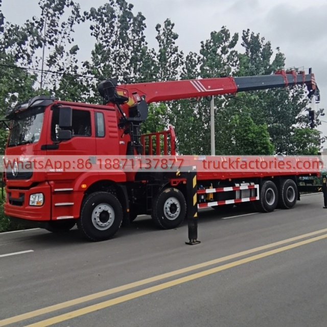 7.陕汽德龙400马力8×4随车起重卡车