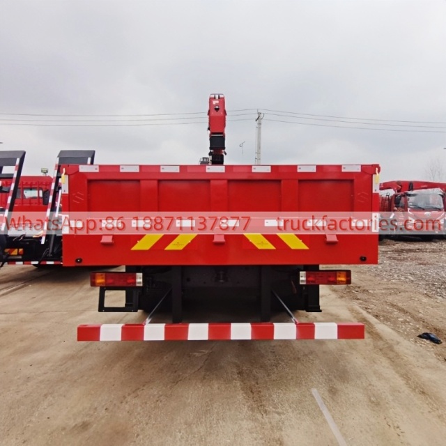 11.陕汽德龙8x4随车起重卡车