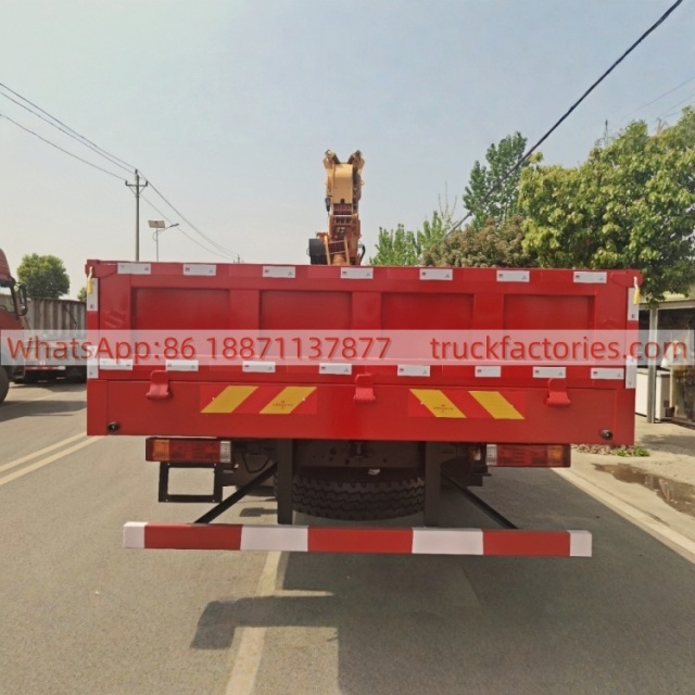 15.陕汽德龙后八轮320马力随车起重卡车