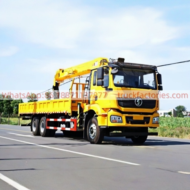 15.陕汽德龙后八轮320马力随车起重卡车