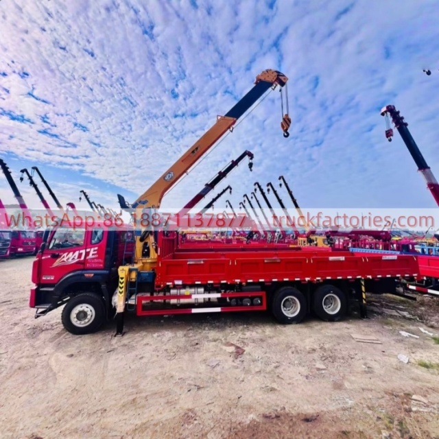 32.重汽豪沃MATE后八轮石煤13吨五节臂随车起重卡车