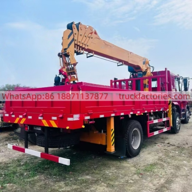 30.柳汽乘龙玉柴245马力石煤8吨六节臂随车起重卡车