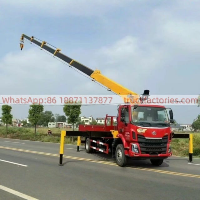 29.柳汽乘龙石煤8吨节六‬臂随车起重卡车