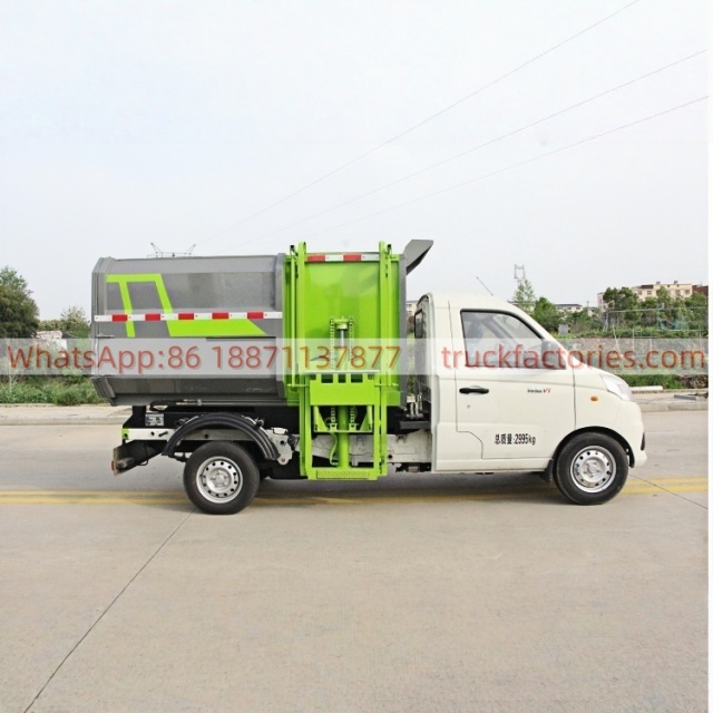 福田东安122马力自装卸式垃圾卡车11