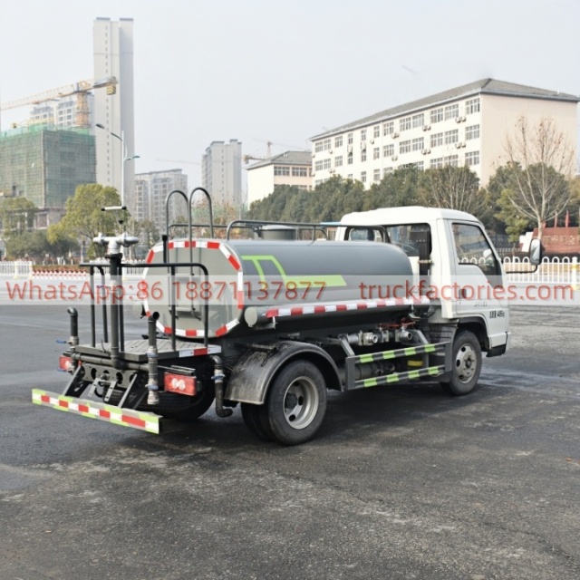 Foton 1.89 cubic meter small sprinkler truck with front flushing, rear sprinkling and high-pressure water cannon