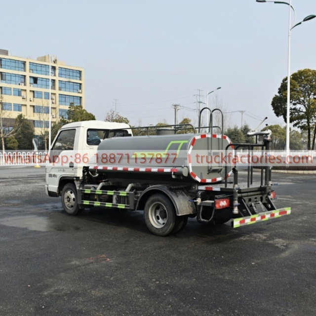 Foton 1.89 cubic meter small sprinkler truck with front flushing, rear sprinkling and high-pressure water cannon