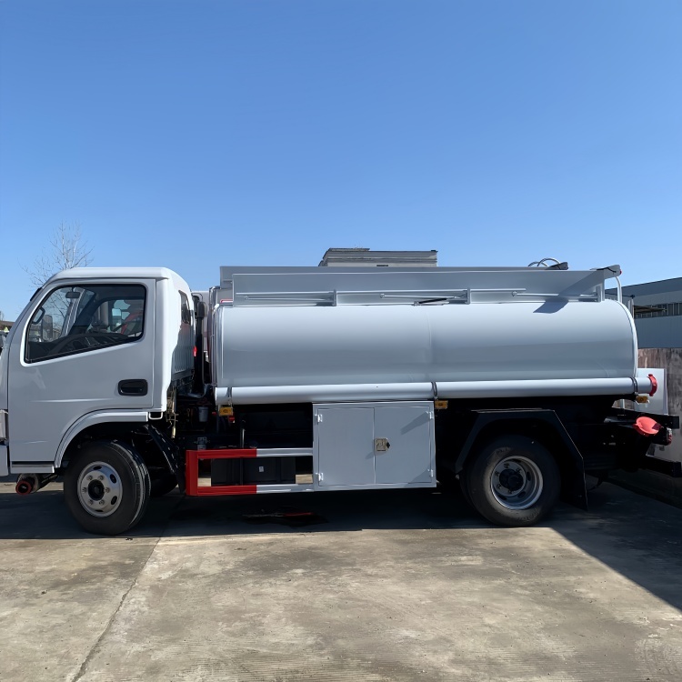 出口5吨油车