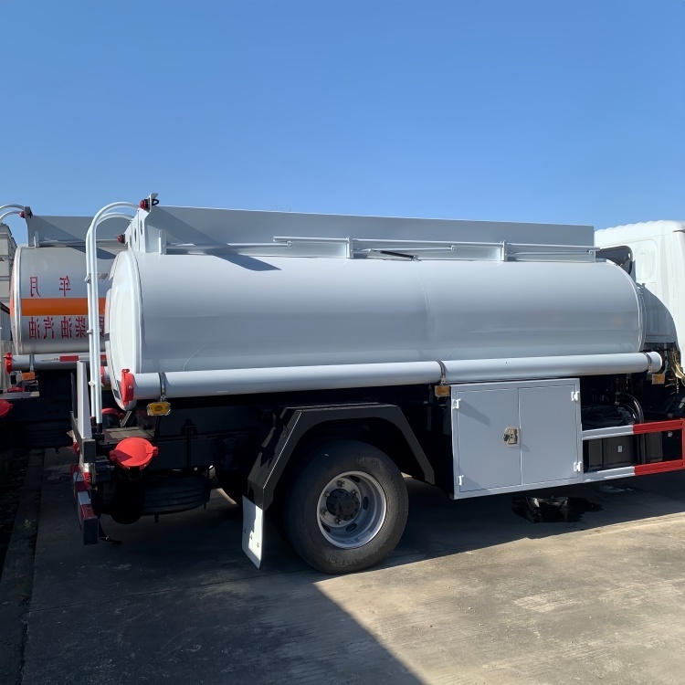 出口5吨油车