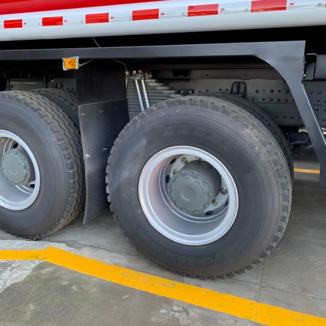 豪沃出口后八轮