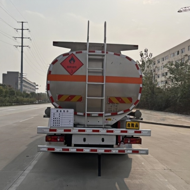 东风d3v三轴15吨油车