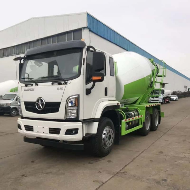 Dayun 8-wheel 8-cubic concrete mixer truck Yuchai 230 horsepower engineering concrete tank truck