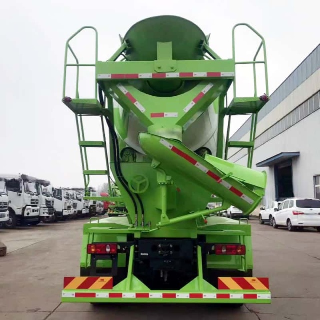 Dayun 8-wheel 8-cubic concrete mixer truck Yuchai 230 horsepower engineering concrete tank truck
