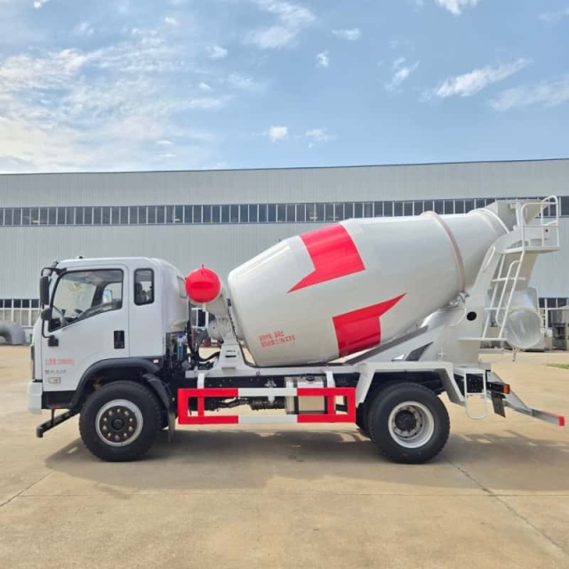 Dongfeng S600 Single Axle 7.5 Cubic Meter Concrete Mixer Truck Yuchai 240 HP Commercial Concrete Tank Truck