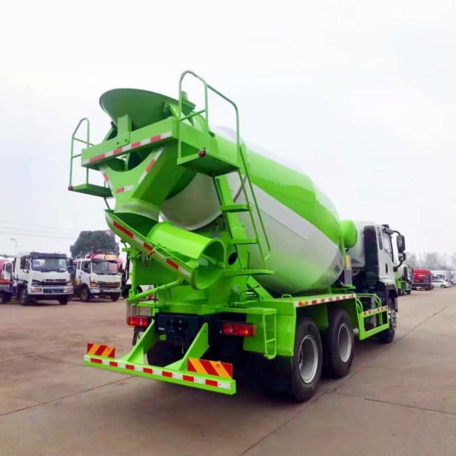 Dayun 8-wheel 8-cubic concrete mixer truck Yuchai 230 horsepower engineering concrete tank truck