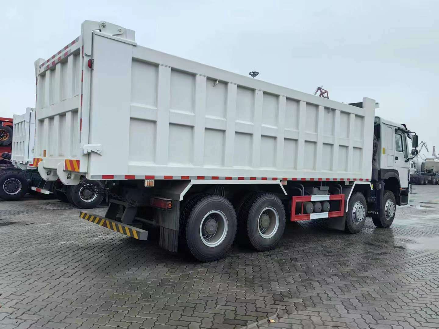 Sinotruk HOWO 4-axle Dump Truck - Commercial Dump Truck