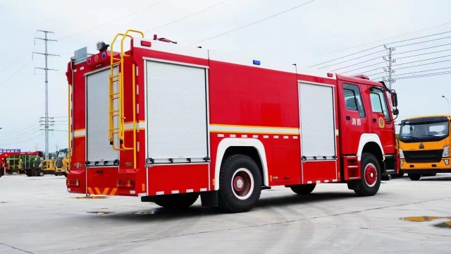 重汽豪沃消防车