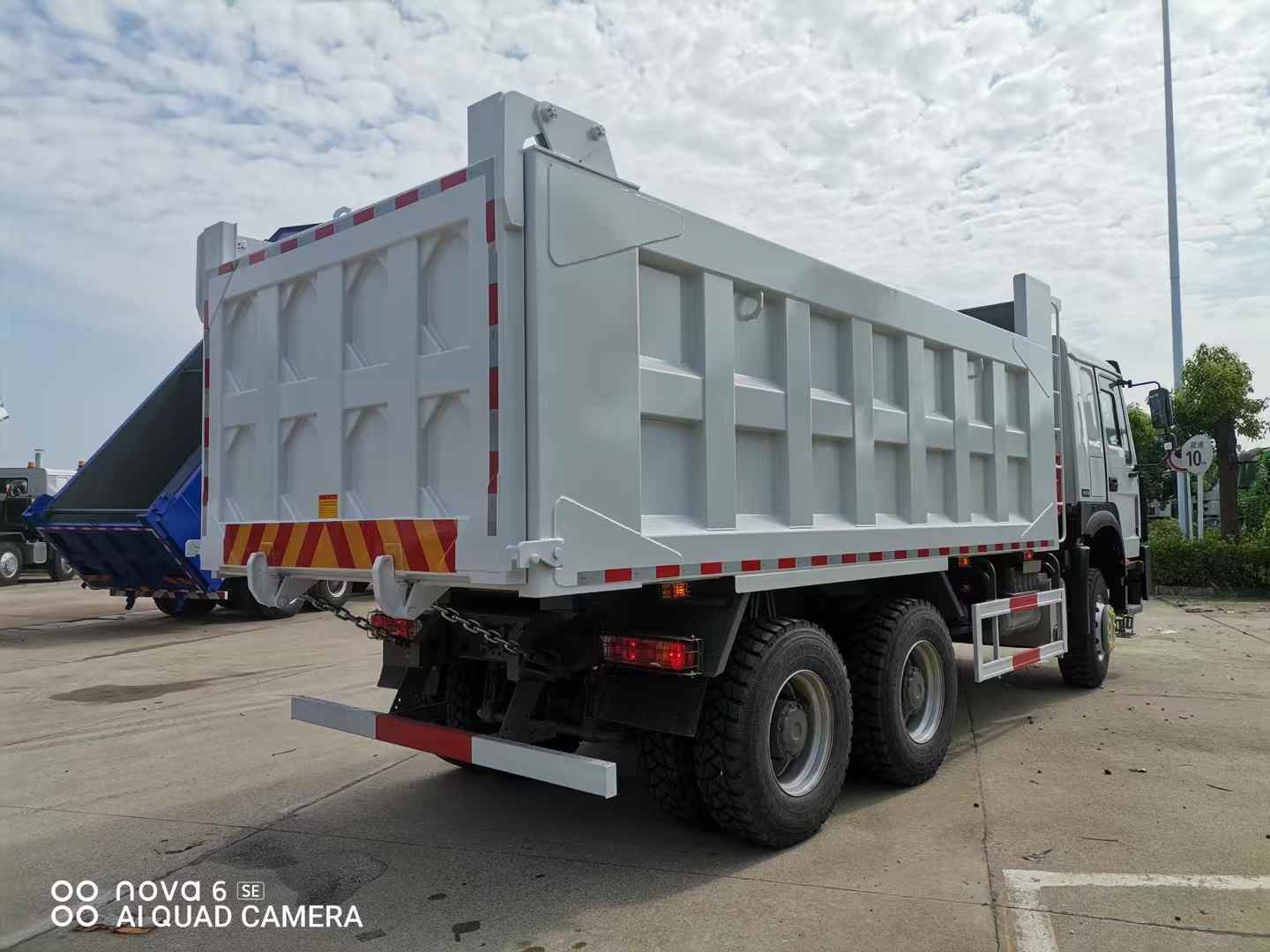 Sinotruk HOWO Three-Axle Dump Truck - Commercial Dump Truck