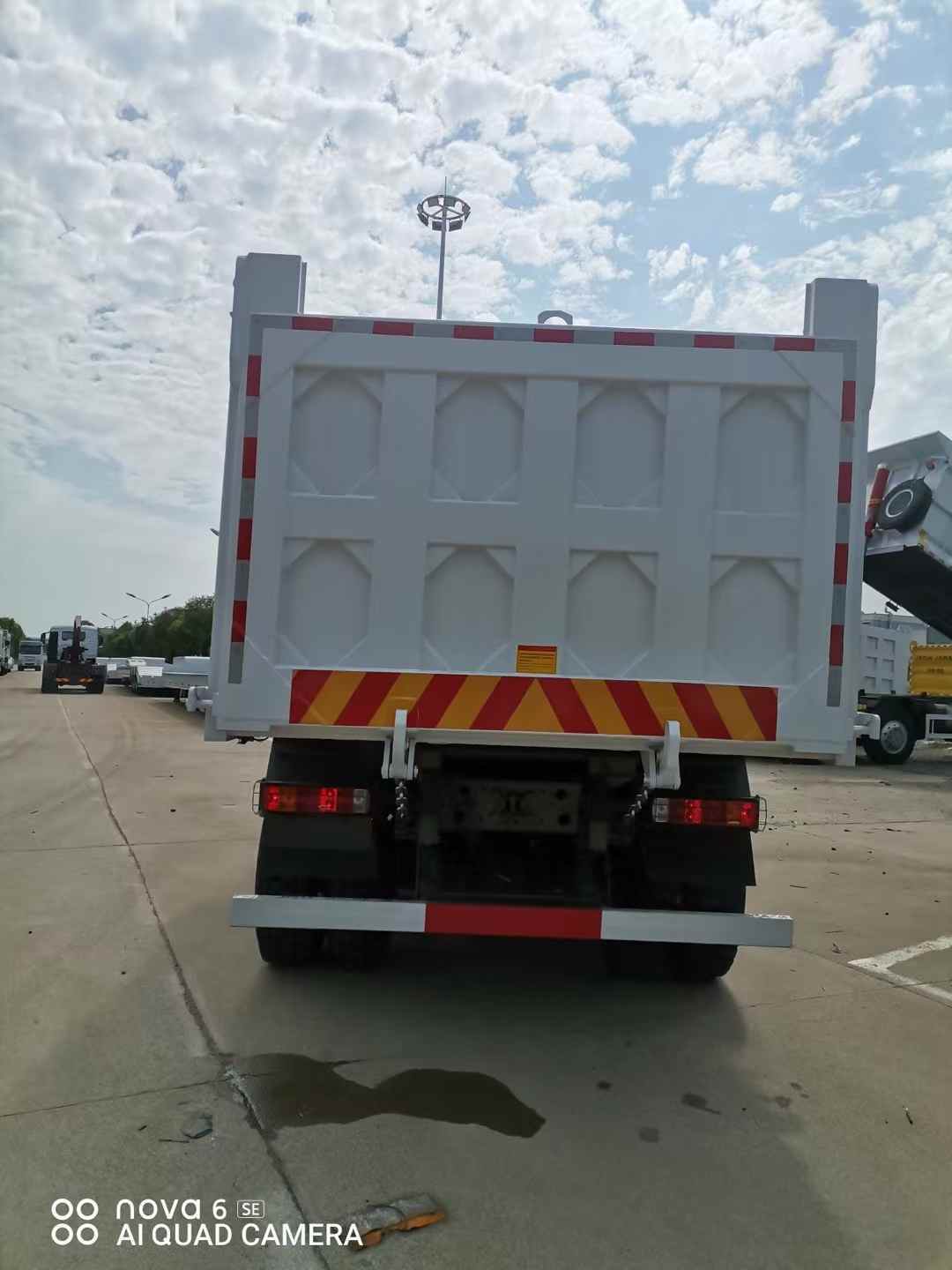 Sinotruk HOWO Three-Axle Dump Truck - Commercial Dump Truck