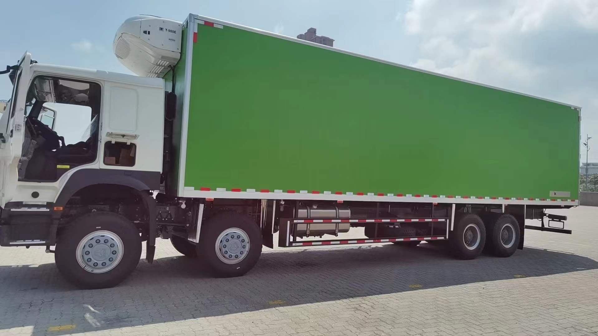 Sinotruk HOWO 4-axle Refrigerated Truck - Reliable Refrigerated Truck for Sale