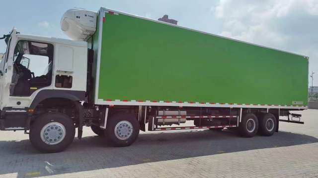 Sinotruk HOWO 4-axle Refrigerated Truck - Reliable Refrigerated Truck for Sale