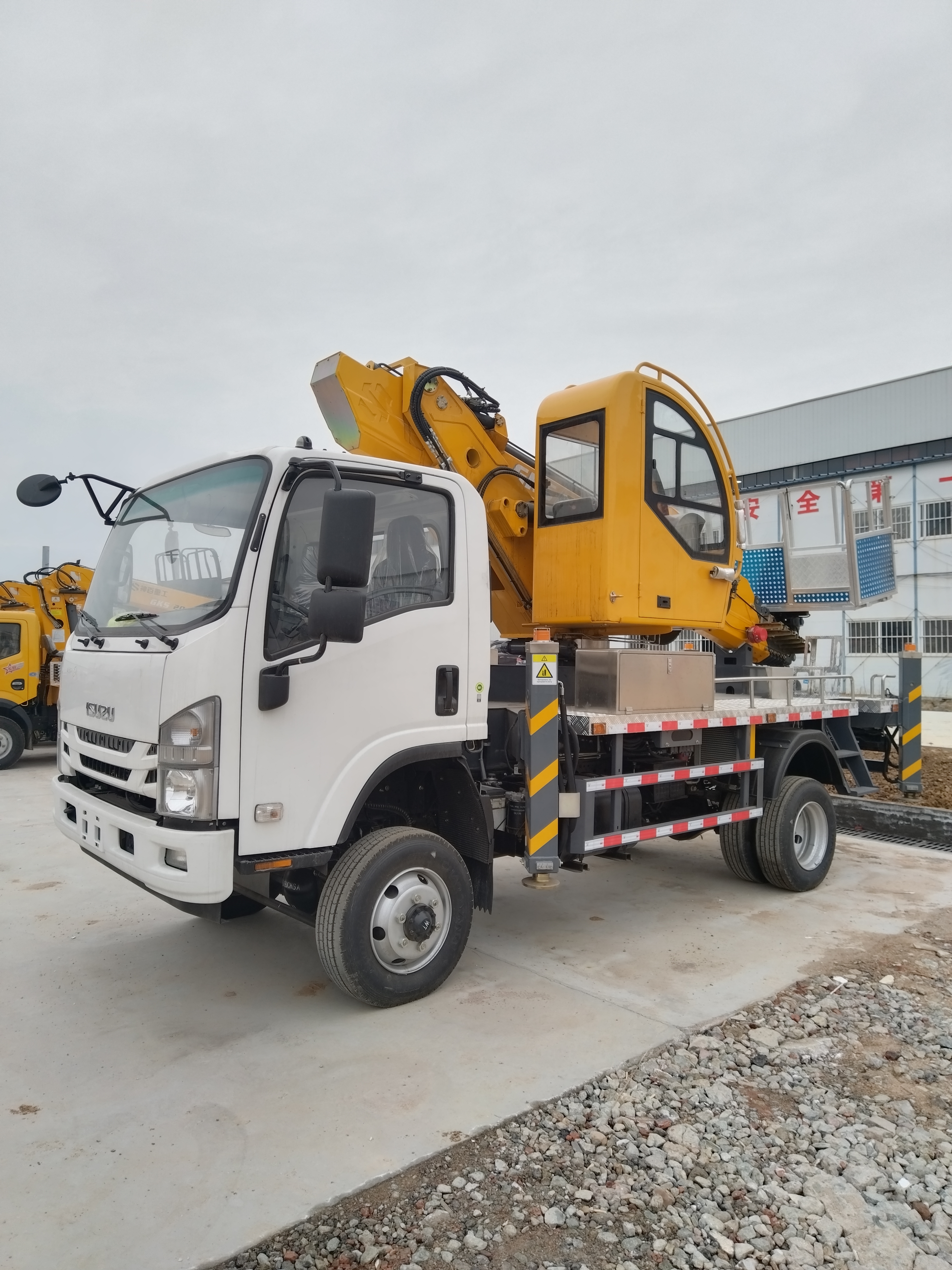 Isuzu aerial work car