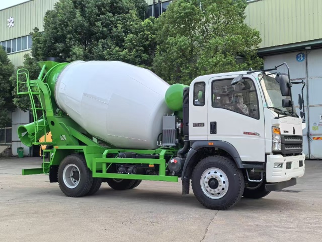 重汽豪沃单桥揽拌