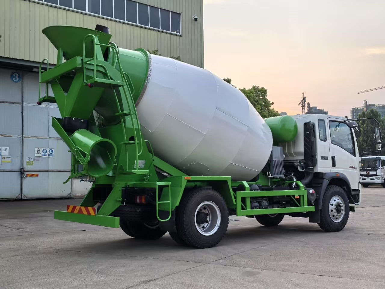 Sinotruk HOWO single axle mixer