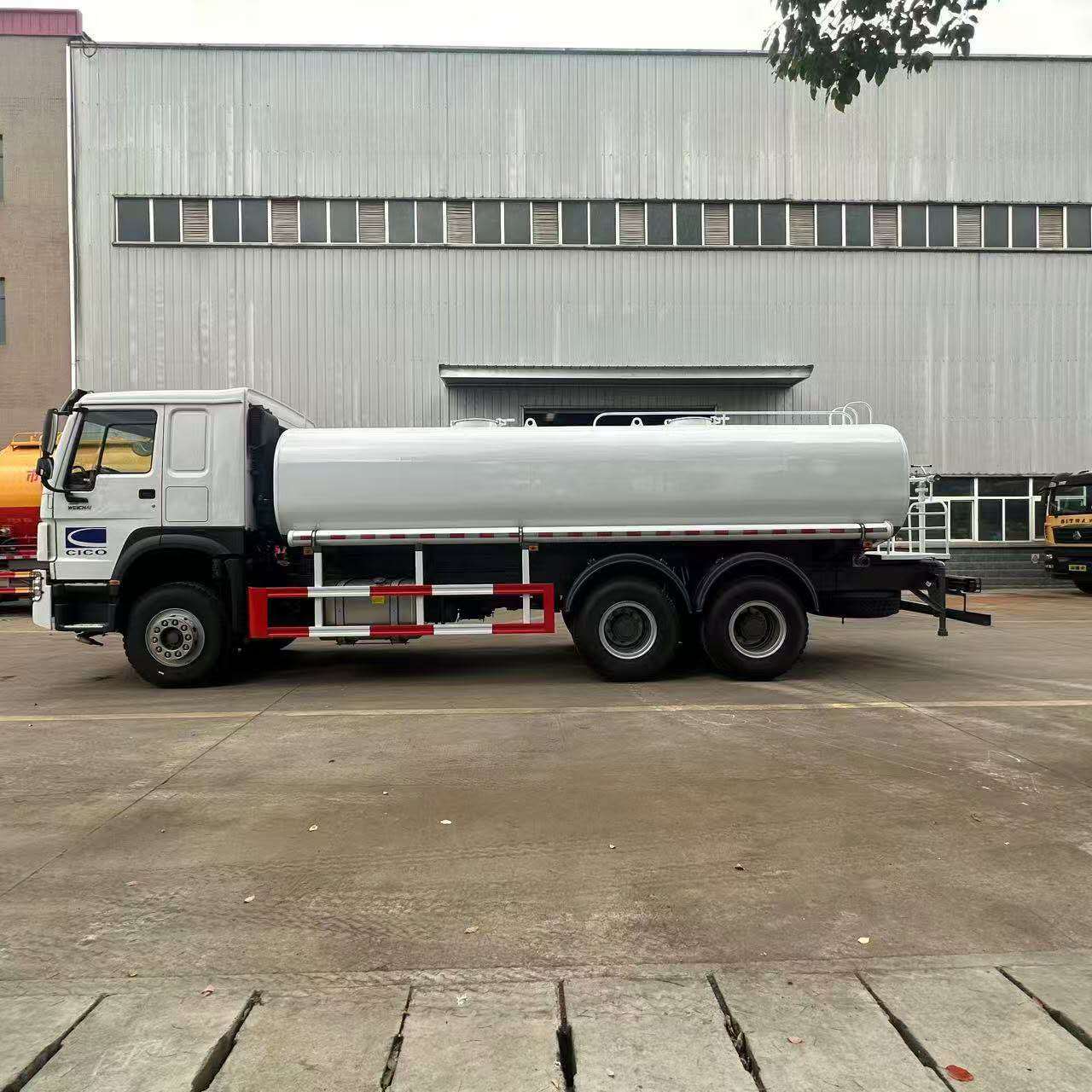 Sinotruk HOWO 20000L water sprinkler