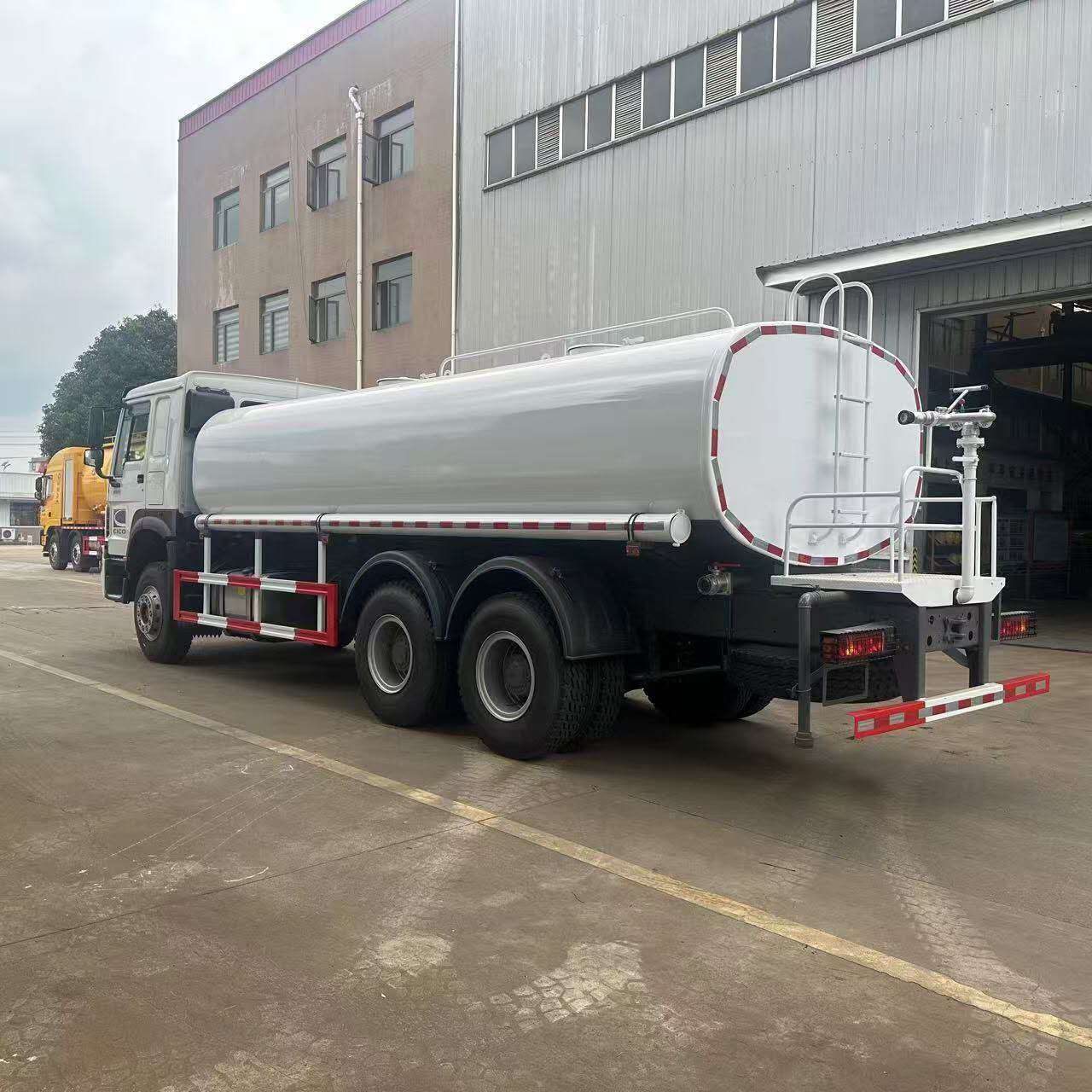 Sinotruk HOWO 20000L water sprinkler