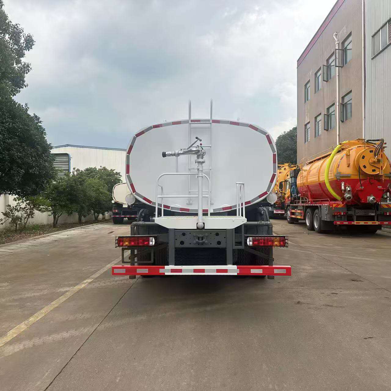 Sinotruk HOWO 20000L water sprinkler