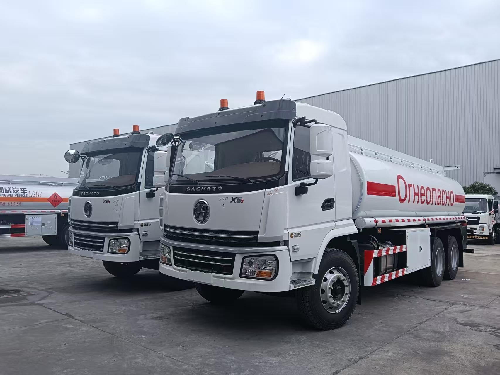 Export to the Middle East Shaanxi Automobile eight-wheel tanker