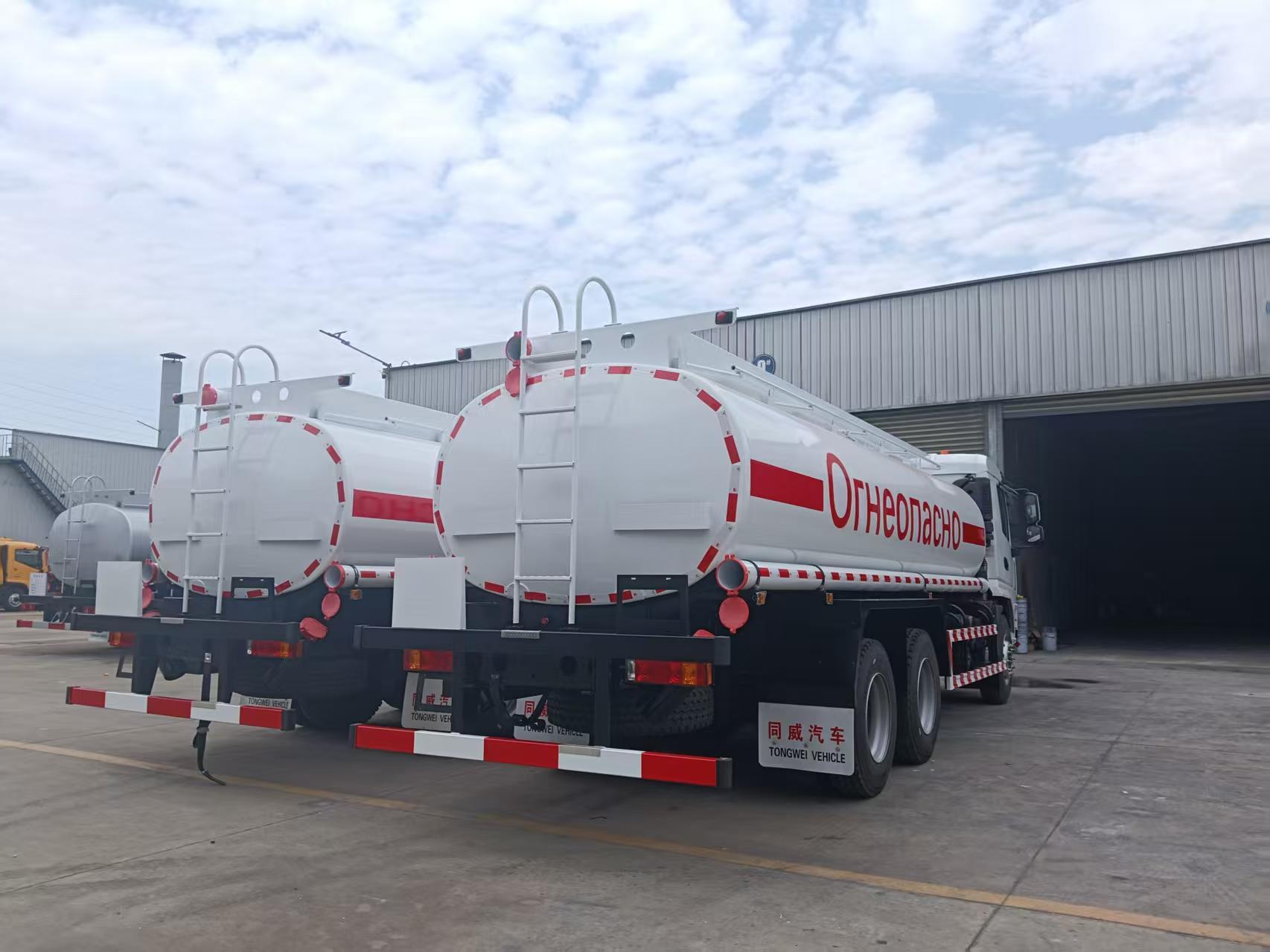 Export to the Middle East Shaanxi Automobile eight-wheel tanker