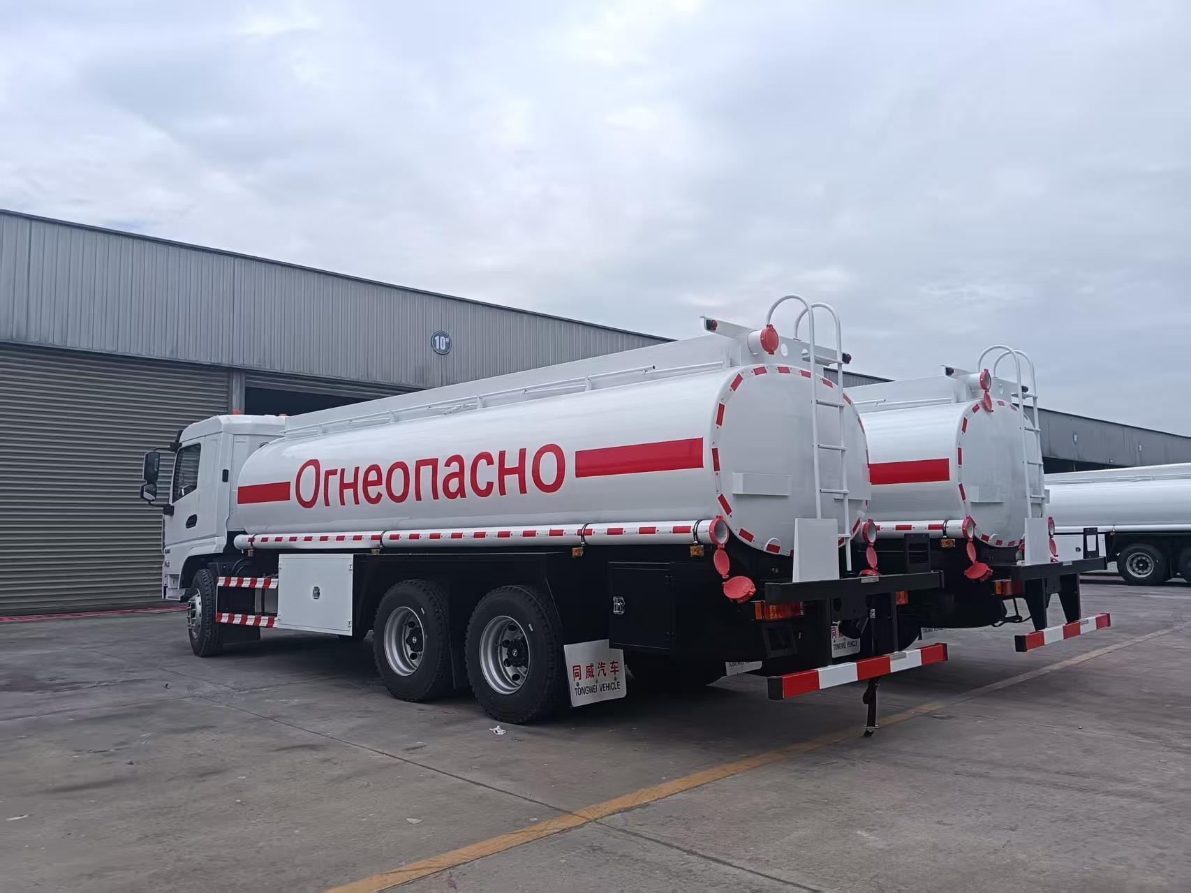 Export to the Middle East Shaanxi Automobile eight-wheel tanker