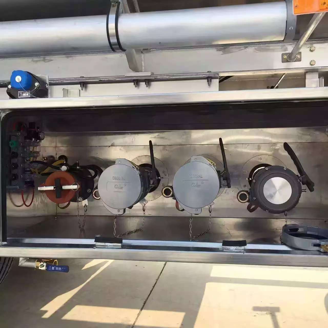 半挂油罐车