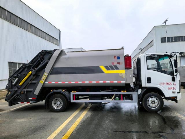 Compressed garbage truck