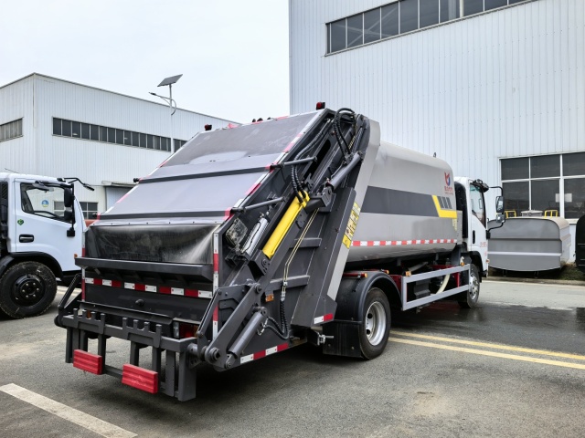 Compressed garbage truck