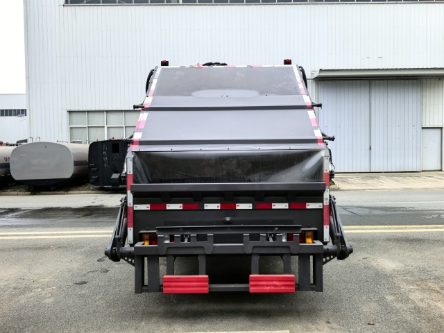 Compressed garbage truck