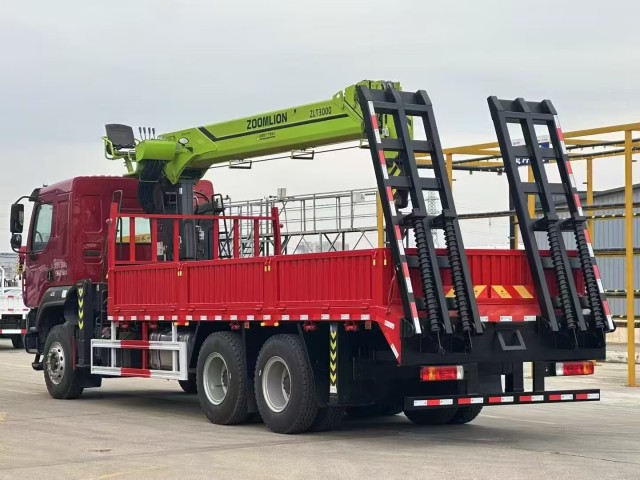 8x4 truck-mounted crane