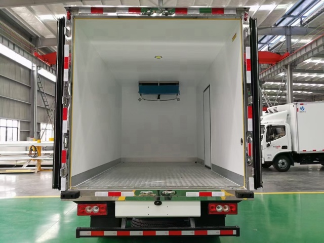 Refrigerator truck
