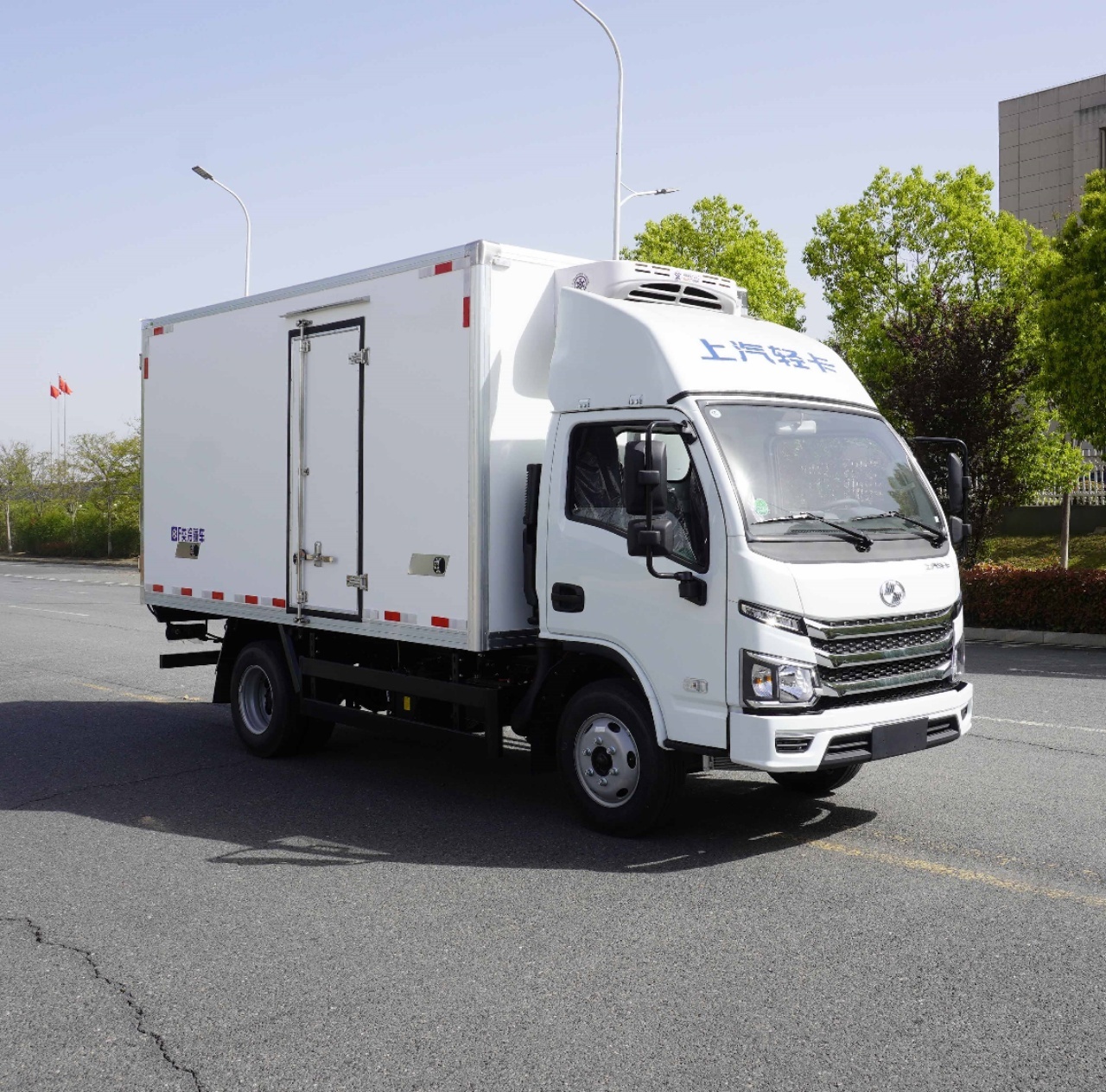 Refrigerator truck
