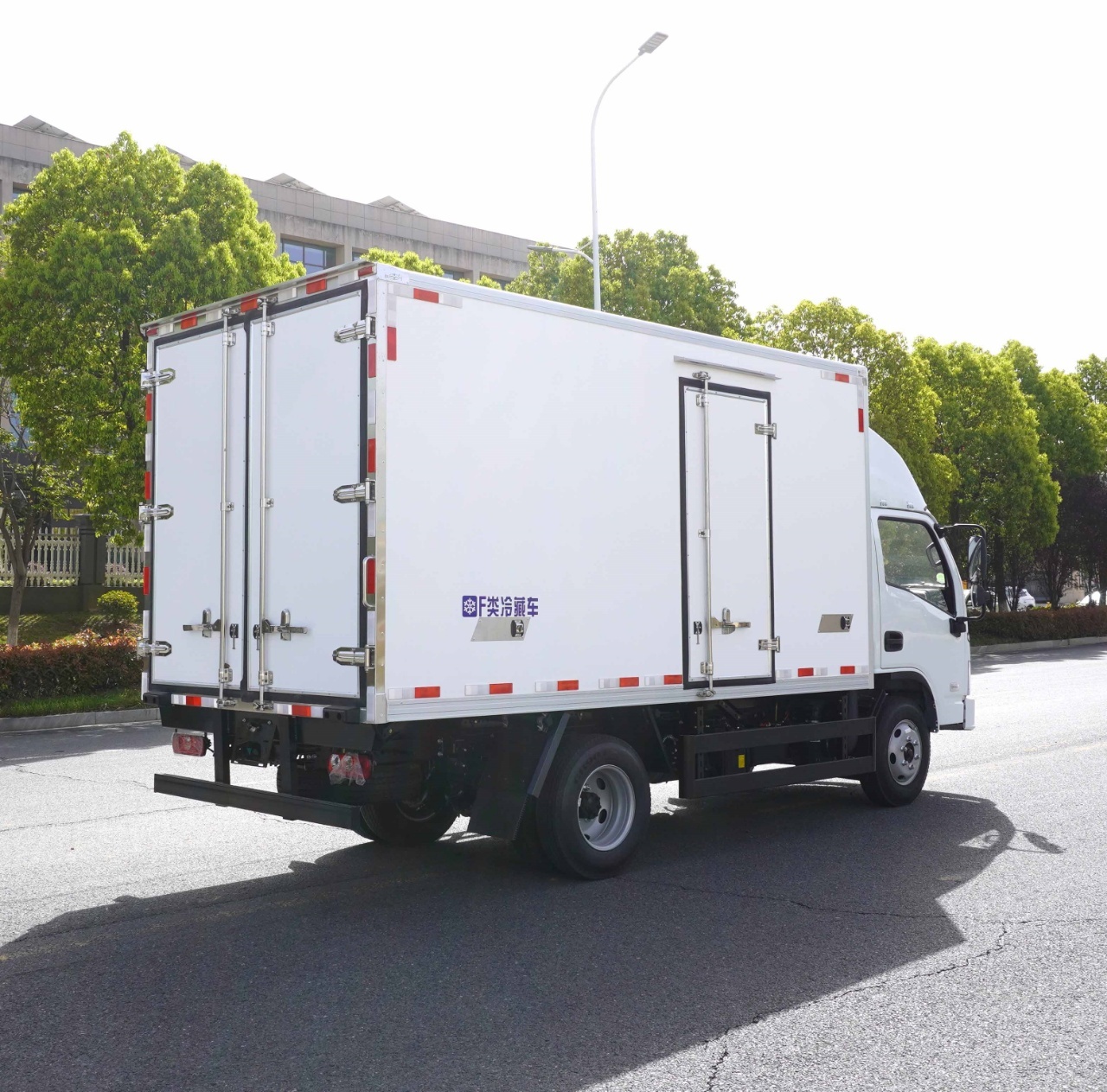 Refrigerator truck