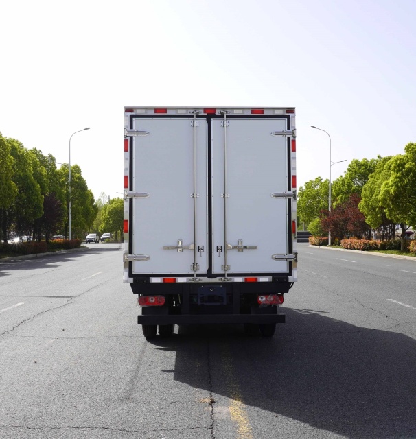 Refrigerator truck