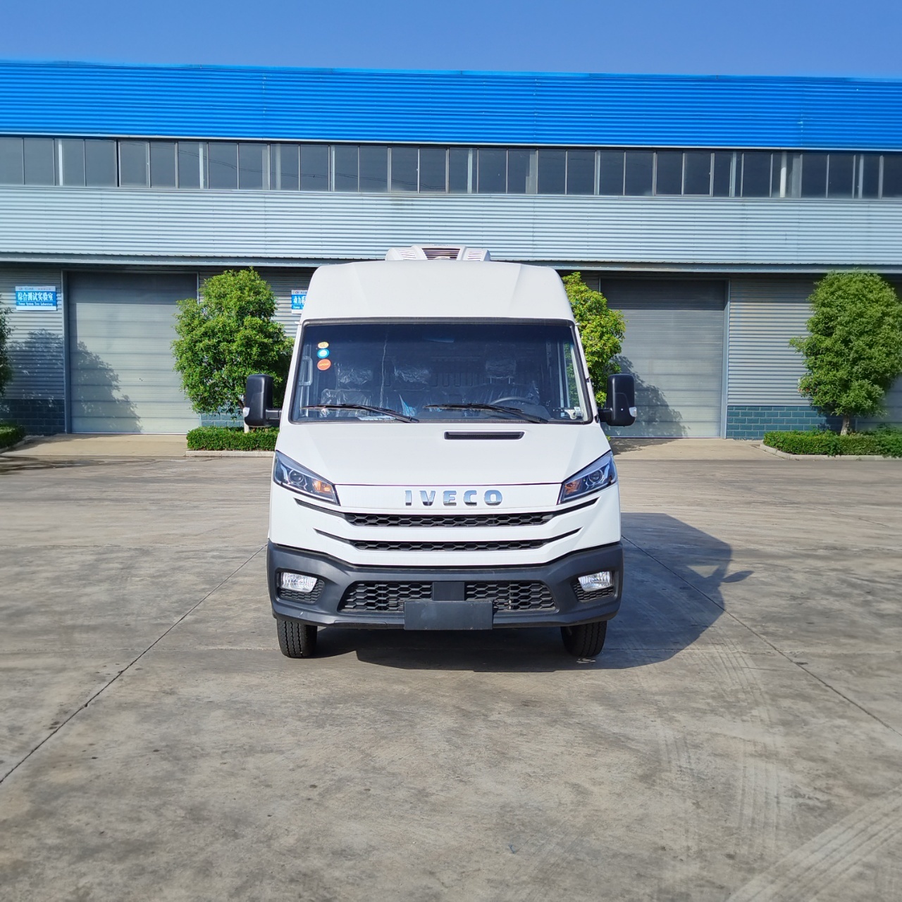 China VI IVECO Short-Axle Enclosed Refrigerated Truck, Blue Plate Class B Cold Chain Fresh-Keeping Vehicle