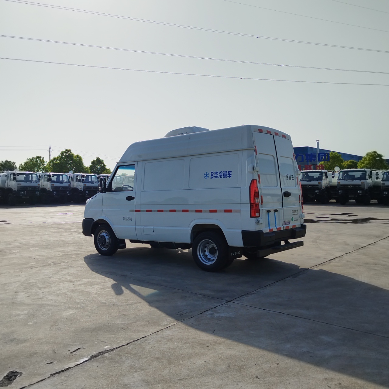 China VI IVECO Short-Axle Enclosed Refrigerated Truck, Blue Plate Class B Cold Chain Fresh-Keeping Vehicle