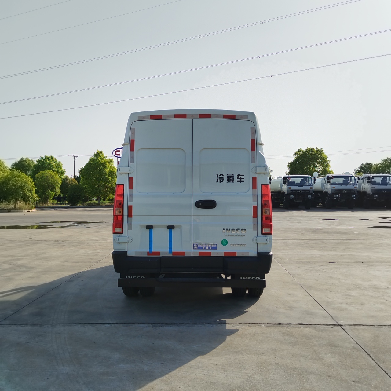China VI IVECO Short-Axle Enclosed Refrigerated Truck, Blue Plate Class B Cold Chain Fresh-Keeping Vehicle
