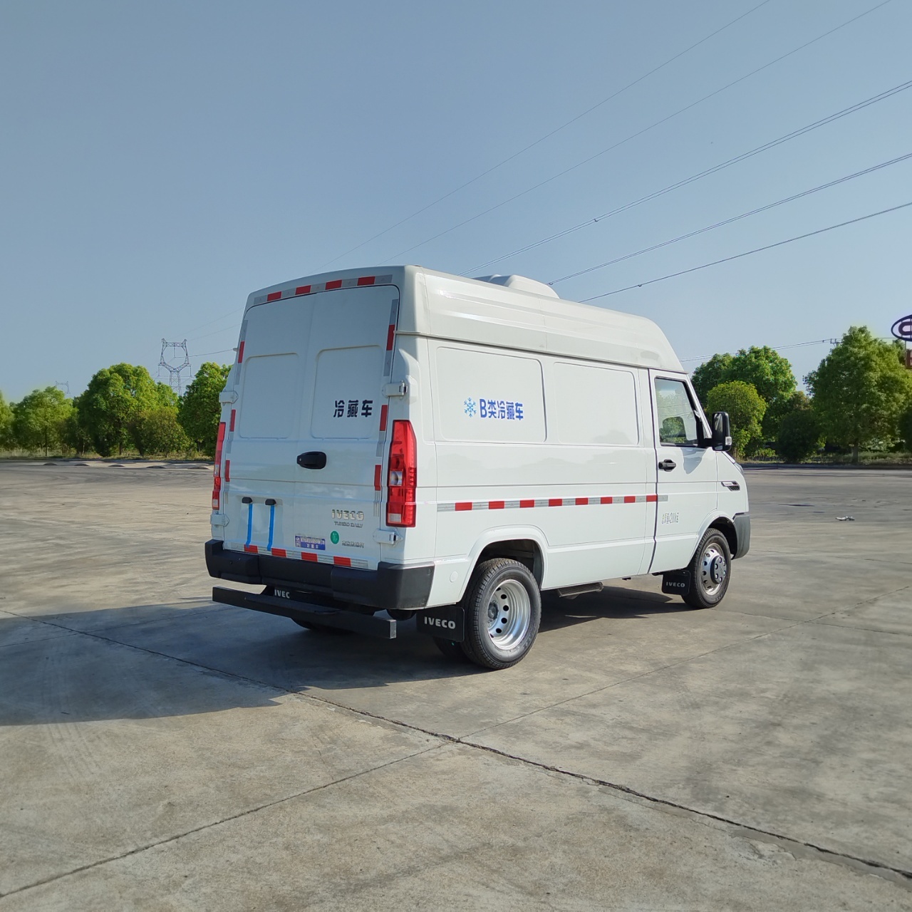 China VI IVECO Short-Axle Enclosed Refrigerated Truck, Blue Plate Class B Cold Chain Fresh-Keeping Vehicle