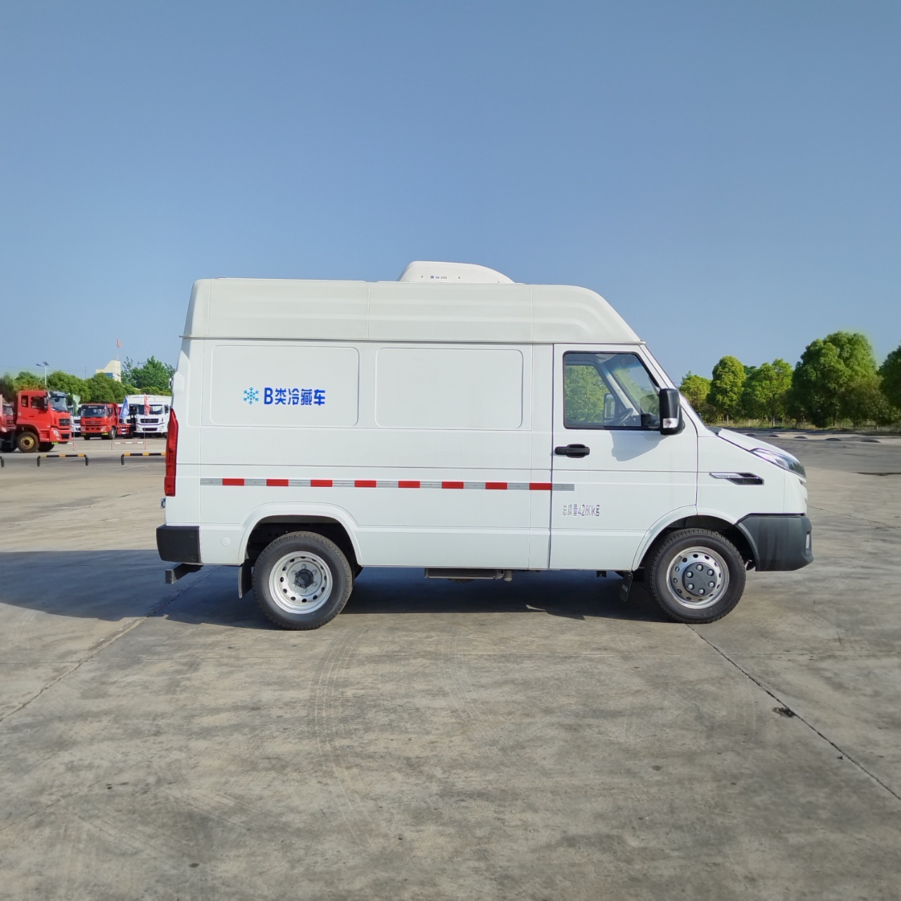 China VI IVECO Short-Axle Enclosed Refrigerated Truck, Blue Plate Class B Cold Chain Fresh-Keeping Vehicle
